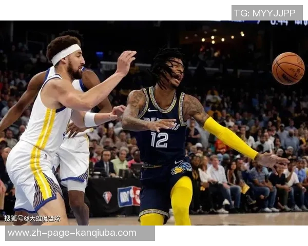 小牛队与火箭队激战正酣NBA赛场精彩对决引发球迷热议